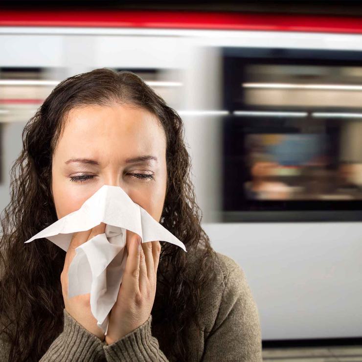 Woman Sneezing Subway Photo Manuel Faba Ortega iStock WEB